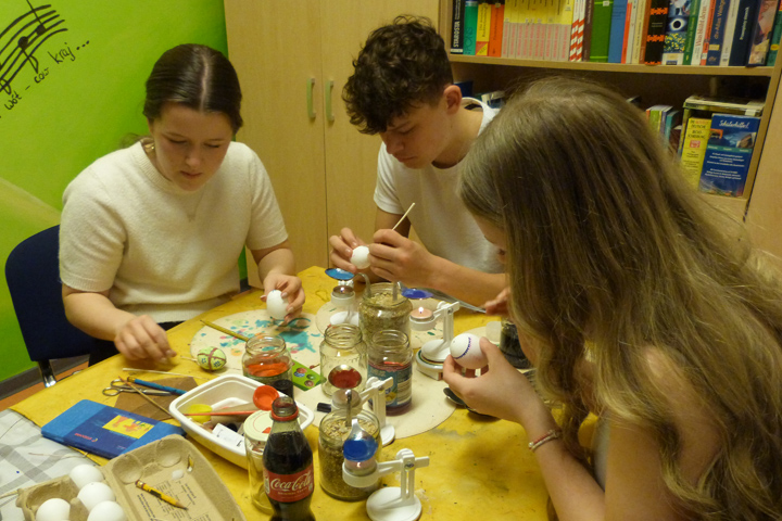 Verzieren von Ostereiern im Internat